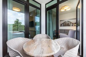 Deluxe-Apartment 2-10 mit Balkon und schönem Gartenblick