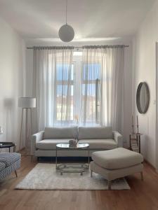 Sunny Apartment on Yppenplatz near City Center