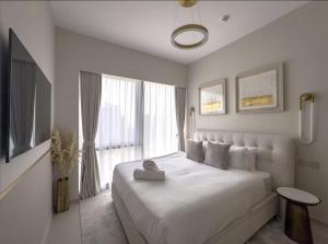 GRANDE SIGNATURE with a direct Burj Khalifa view and Private Fountain Show at high floor with DXB AIRPORT VIP Shuttle option for 6 guests