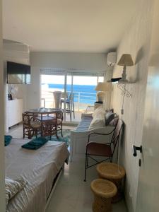 Grand studio terrasse vue mer pieds dans leau piscine