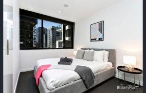 Central Stay Melbourne with Gym Pool And Parking near Southern Cross