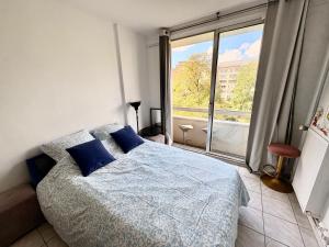 Charm studio nearby La Défense Arena