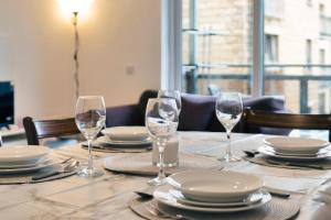 Modern 2BR Flat, Parking & Balcony in Edinburgh