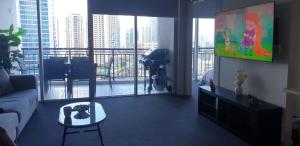 Luxurious Surfers Paradise Apartment with Resort-Style Living