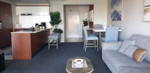 Luxurious Surfers Paradise Apartment with Resort-Style Living