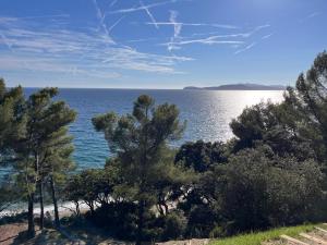 T2, 4 pers max, terrasse avec vue et parking privé, proche centre et mer