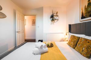 Cozy Flat near Heathrow - Balcony & Free Parking