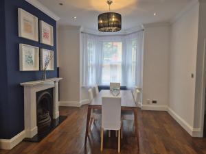 Bright 4 double bedroom victorian house
