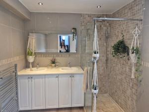 Bright 4 double bedroom victorian house