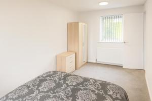 Cosy 3 Bed House, Decked Garden, Free Parking