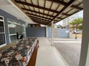 Cód 129 - Casa c sinuca a 300m da praia