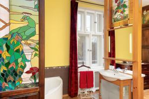 Studio in historical Tiffany Villa with Garden by Noclegi Renters