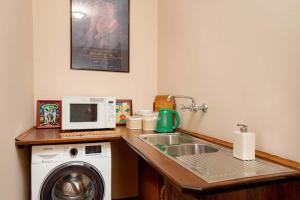 Studio in historical Tiffany Villa with Garden by Noclegi Renters