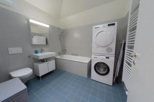 Lake View Spacious 1-Bed Apartment - AER8-5F