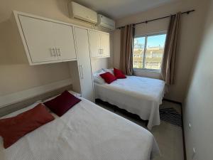 Cód 181 - Apartamento a 70 metros do mar com 2 dormitórios