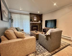 Cozy 1st-Floor Condo Walk to Ski Shuttle