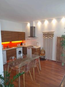 One bedroom with balcony Rue Chabaud