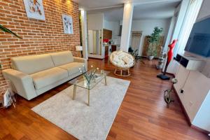 One bedroom with balcony Rue Chabaud