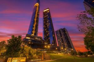 Two-Level Top Floor Penthouse Melbourne Square