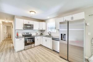 Family Cabin with Hot Tub Game Room Tobyhanna