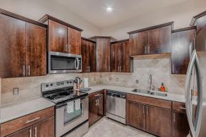 The Castle by the Lake with Pool and Balcony near Grandscape