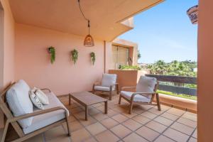Family Friendly 2BR in Casares Pool and Padel Fun