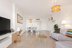 Family Friendly 2BR in Casares Pool and Padel Fun