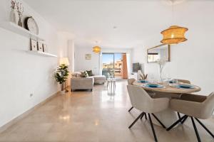 Family Friendly 2BR in Casares Pool and Padel Fun