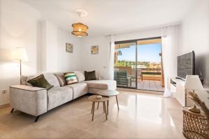 Family Friendly 2BR in Casares Pool and Padel Fun