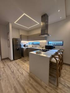 Penthouse con jacuzzi privado, balcón y vista al mar