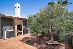 Elegant Villa near Playa Blanca, private pool, garden.