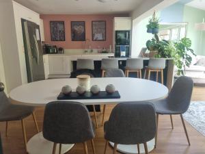 Fab 2 double bed detached house