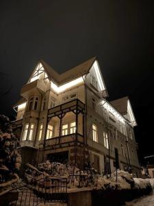 HyggeLiving - NEU - LUXUS - Villa - Bergblick - 3 Balkone - Parken - 100qm