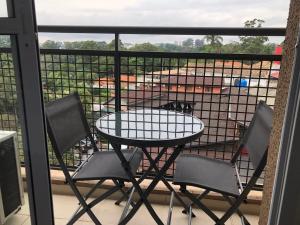 Flat com excelente localização na Granja Viana