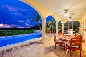 Nube Nueve 5BR Villa w Pool & Ocean Views