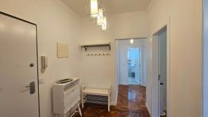 Almada Lisbon em frente dos transportes públicos