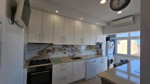 Almada Lisbon em frente dos transportes públicos