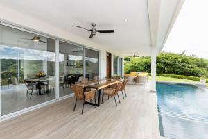 Casa Plumnelly Ocean-view Hillside Villa