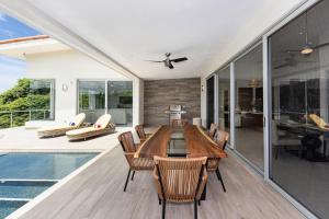 Casa Plumnelly Ocean-view Hillside Villa