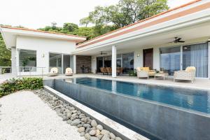 Casa Plumnelly Ocean-view Hillside Villa