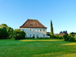 Luxury 5-star mansion, hotel services included, swimming pool, tennis, bowling