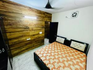 1 Bhk Flat near Shalimar Bagh Metro Station