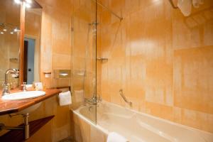 Appart'hotels Les Chambres de l'Ecrit'Vin : Chambre Double avec Salle de Bains Privative