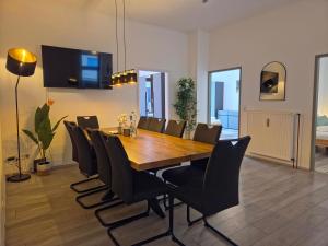 Wuppertal Zentral - Nähe DUS & Essen & Köln - 3 Bedrooms - 240 cm Esstisch, Kinder willkommen