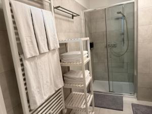 Luxury Apartment with Patio - Free Parking