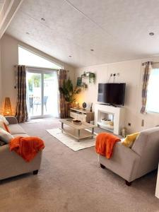 Peaceful Lakeside Chalet - LONG TERM STAYS Welcome