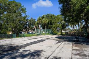 Spacious 2BR Condo Near Disney with Pool & Basketball