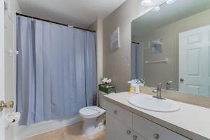 Spacious 2BR Condo Near Disney with Pool & Basketball