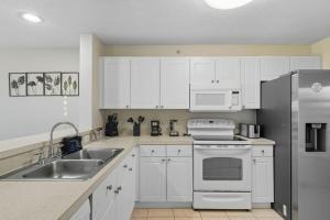 Spacious 2BR Condo Near Disney with Pool & Basketball