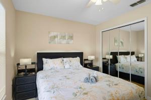 Spacious 2BR Condo Near Disney with Pool & Basketball